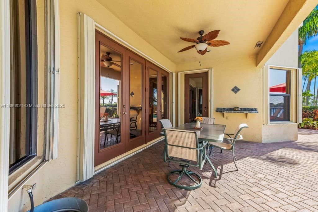 合同活跃: $1,399,000 (6 贝兹, 5 浴室, 4411 平方英尺)