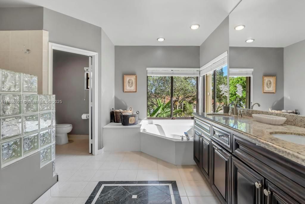 合同活跃: $1,399,000 (6 贝兹, 5 浴室, 4411 平方英尺)