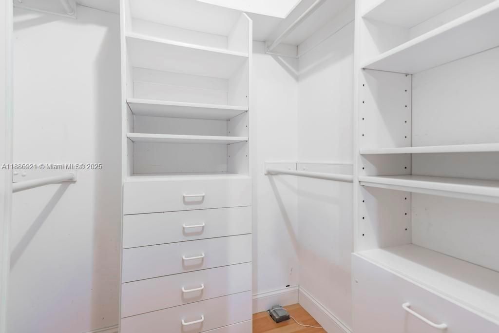 合同活跃: $1,399,000 (6 贝兹, 5 浴室, 4411 平方英尺)