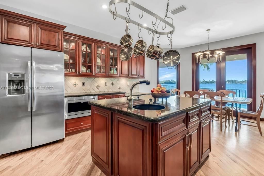 合同活跃: $1,399,000 (6 贝兹, 5 浴室, 4411 平方英尺)