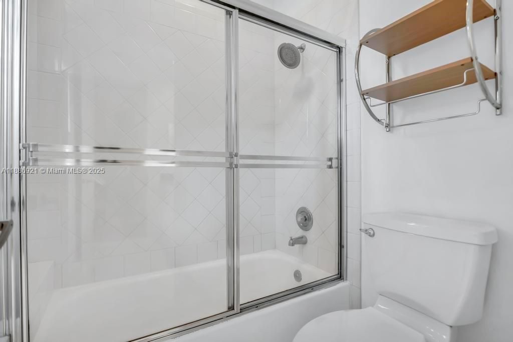 合同活跃: $1,399,000 (6 贝兹, 5 浴室, 4411 平方英尺)