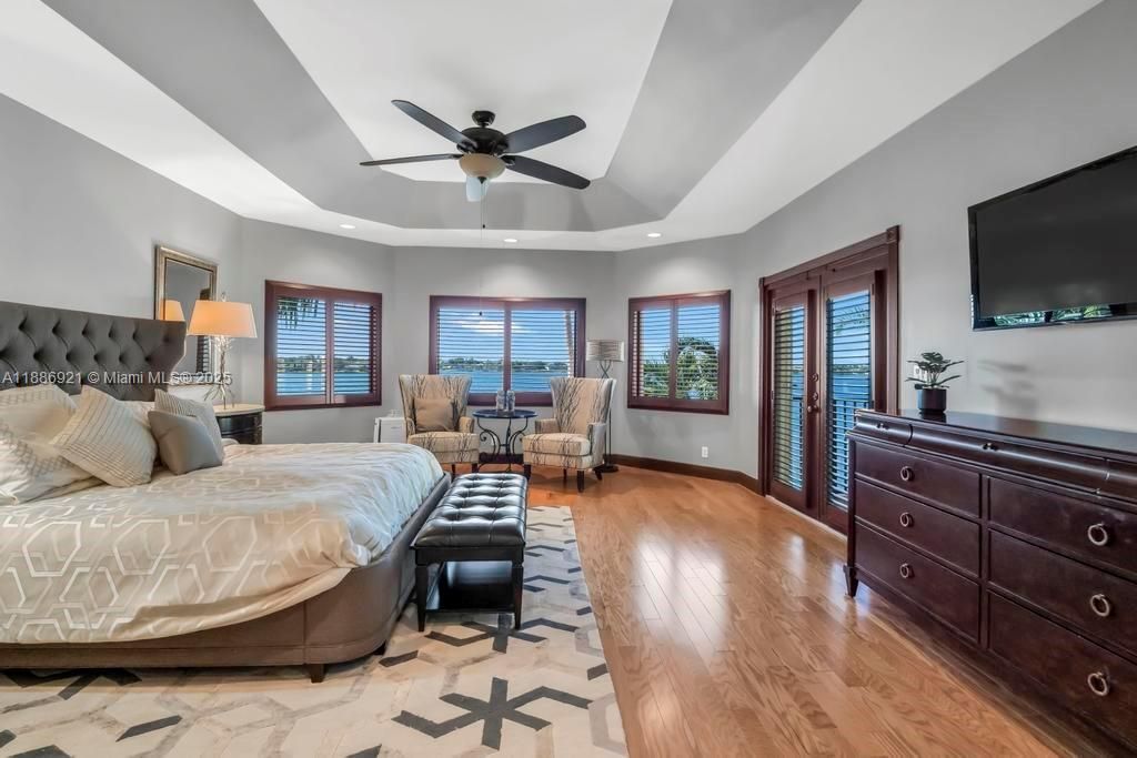 合同活跃: $1,399,000 (6 贝兹, 5 浴室, 4411 平方英尺)