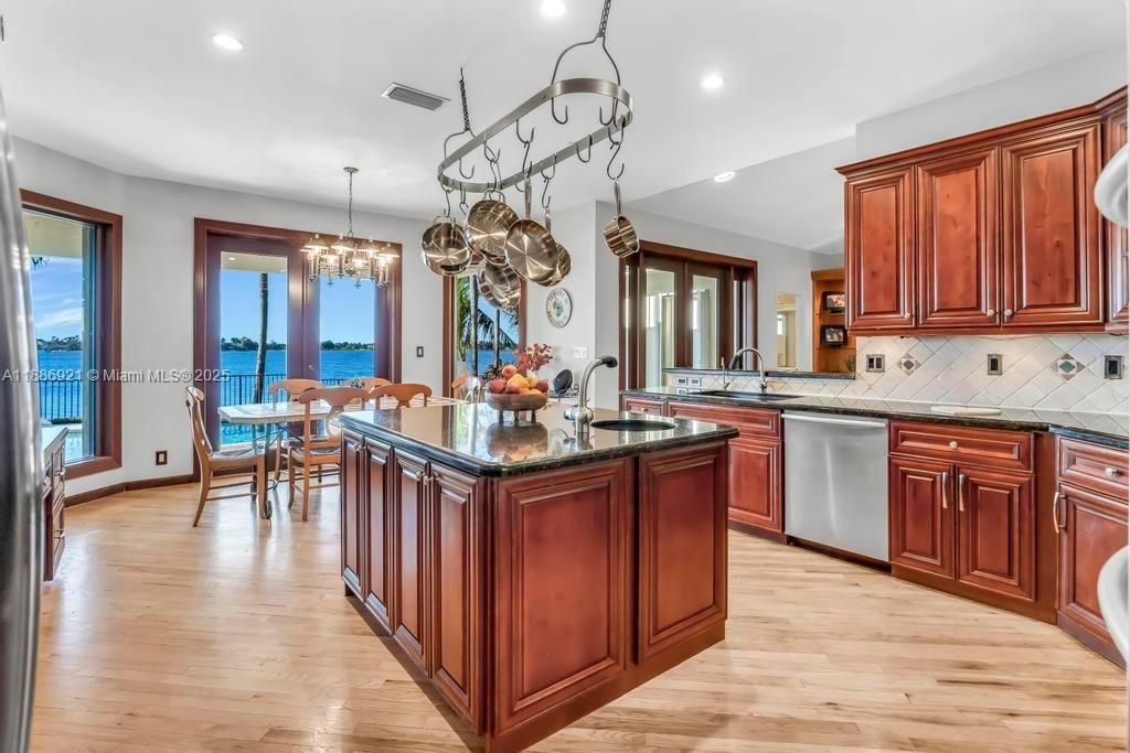 合同活跃: $1,399,000 (6 贝兹, 5 浴室, 4411 平方英尺)