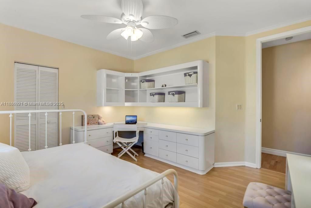 合同活跃: $1,399,000 (6 贝兹, 5 浴室, 4411 平方英尺)