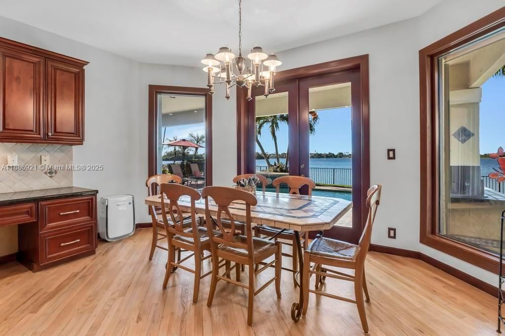 合同活跃: $1,399,000 (6 贝兹, 5 浴室, 4411 平方英尺)