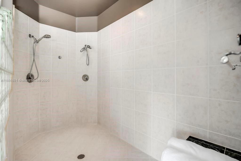 合同活跃: $1,399,000 (6 贝兹, 5 浴室, 4411 平方英尺)