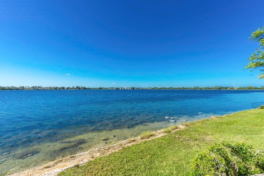 合同活跃: $1,399,000 (6 贝兹, 5 浴室, 4411 平方英尺)