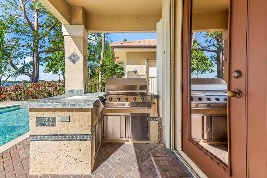 合同活跃: $1,399,000 (6 贝兹, 5 浴室, 4411 平方英尺)