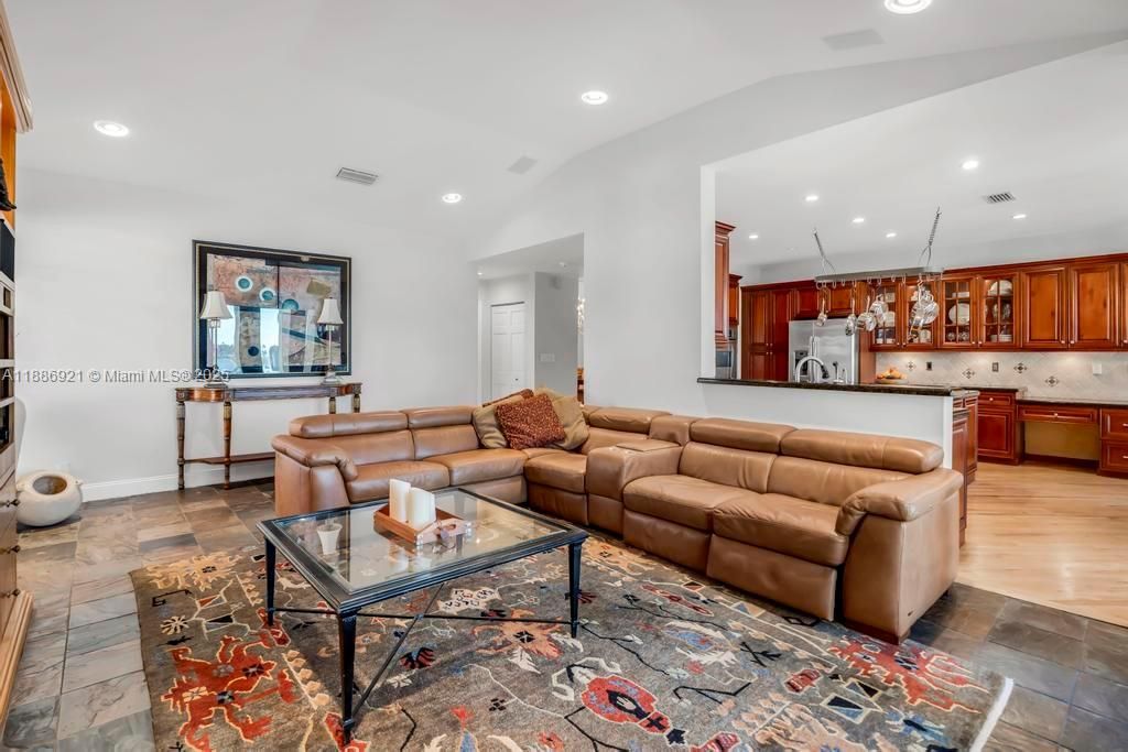 合同活跃: $1,399,000 (6 贝兹, 5 浴室, 4411 平方英尺)