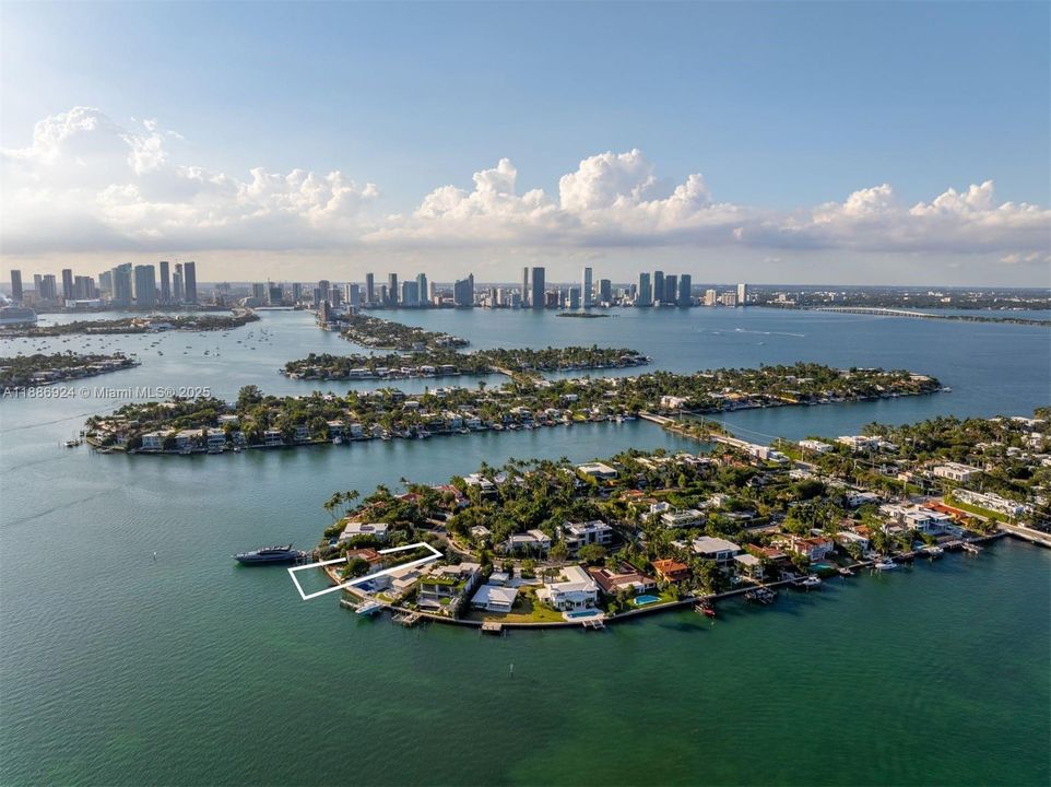 En Renta: $50,000 (4 camas, 5 baños, 5050 Pies cuadrados)