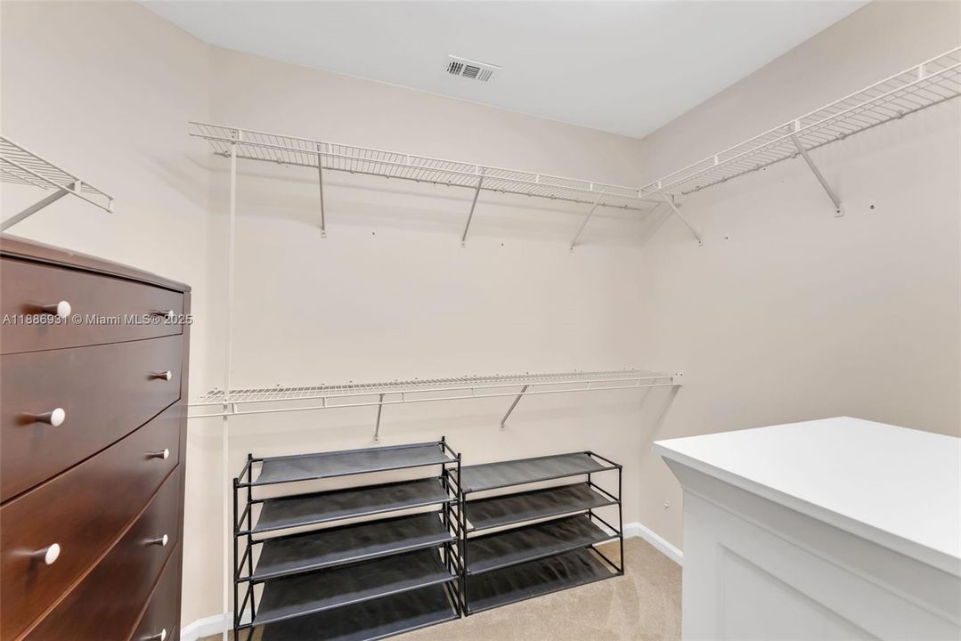 Под контрактом: $7,500 (5 спален, 3 ванн, 3318 Квадратных фут)