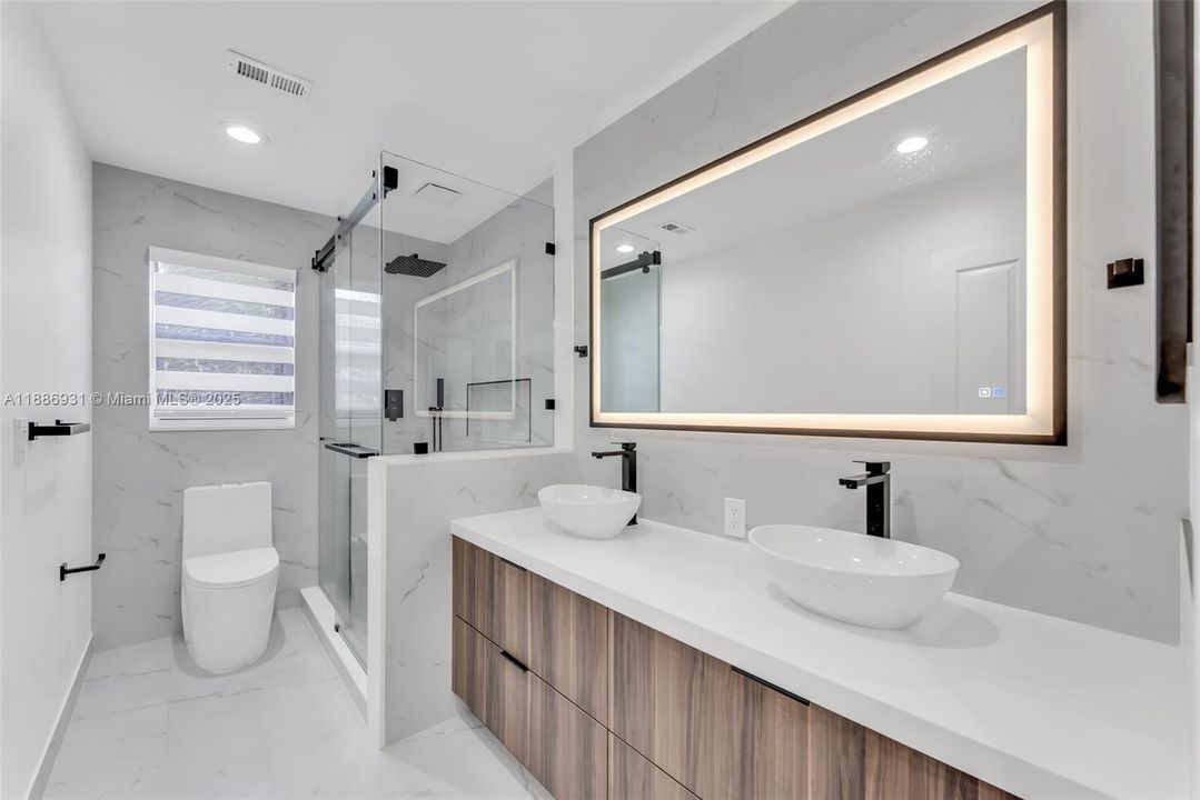 Под контрактом: $7,500 (5 спален, 3 ванн, 3318 Квадратных фут)