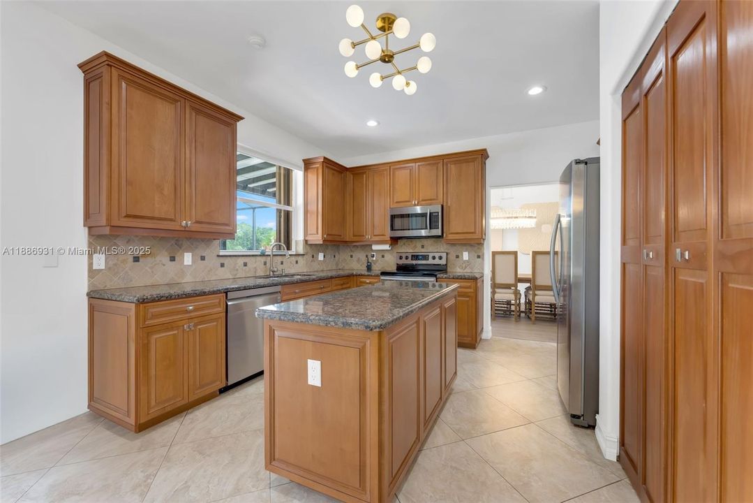 Под контрактом: $7,500 (5 спален, 3 ванн, 3318 Квадратных фут)