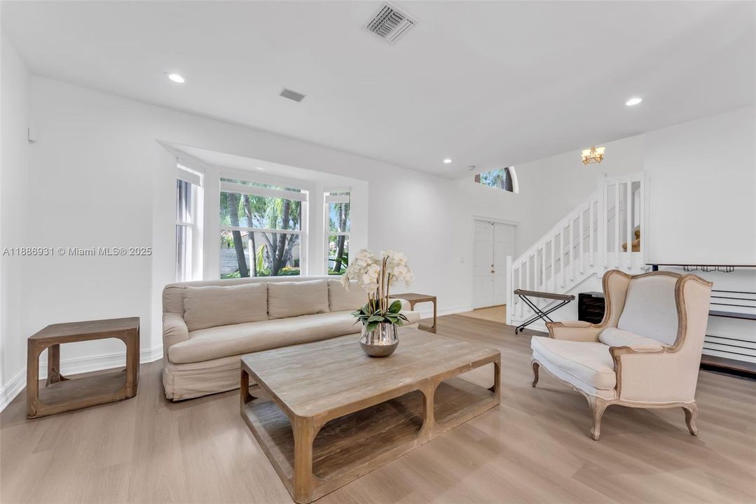 Под контрактом: $7,500 (5 спален, 3 ванн, 3318 Квадратных фут)