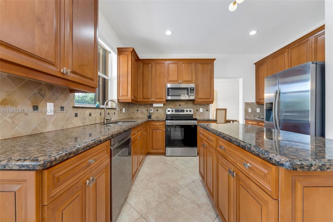 Под контрактом: $7,500 (5 спален, 3 ванн, 3318 Квадратных фут)