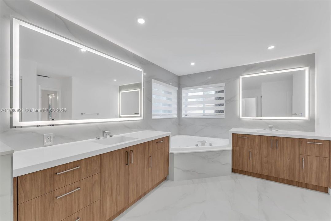 Под контрактом: $7,500 (5 спален, 3 ванн, 3318 Квадратных фут)