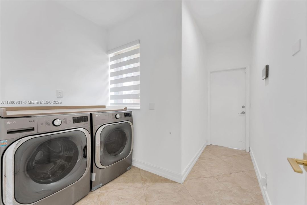 Под контрактом: $7,500 (5 спален, 3 ванн, 3318 Квадратных фут)