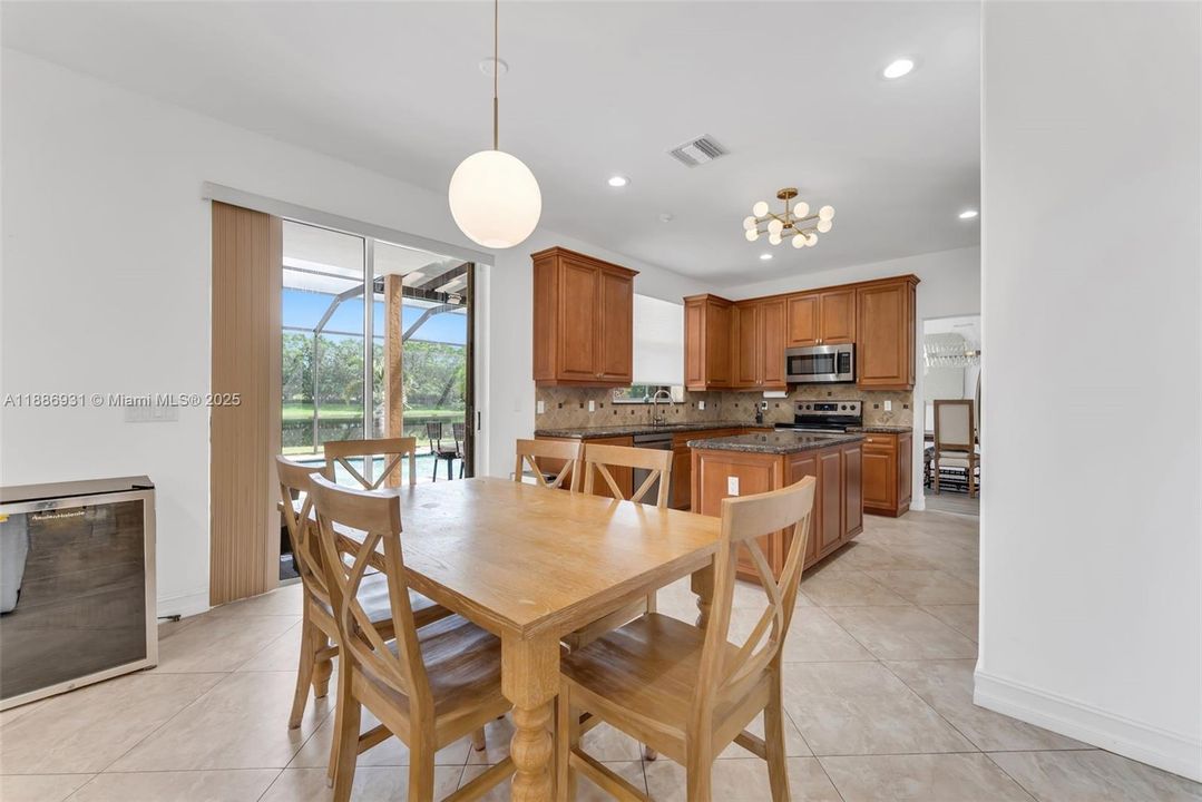 Под контрактом: $7,500 (5 спален, 3 ванн, 3318 Квадратных фут)