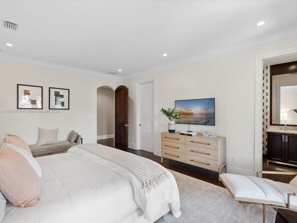 最近售出: $14,495,000 (6 贝兹, 6 浴室, 8936 平方英尺)