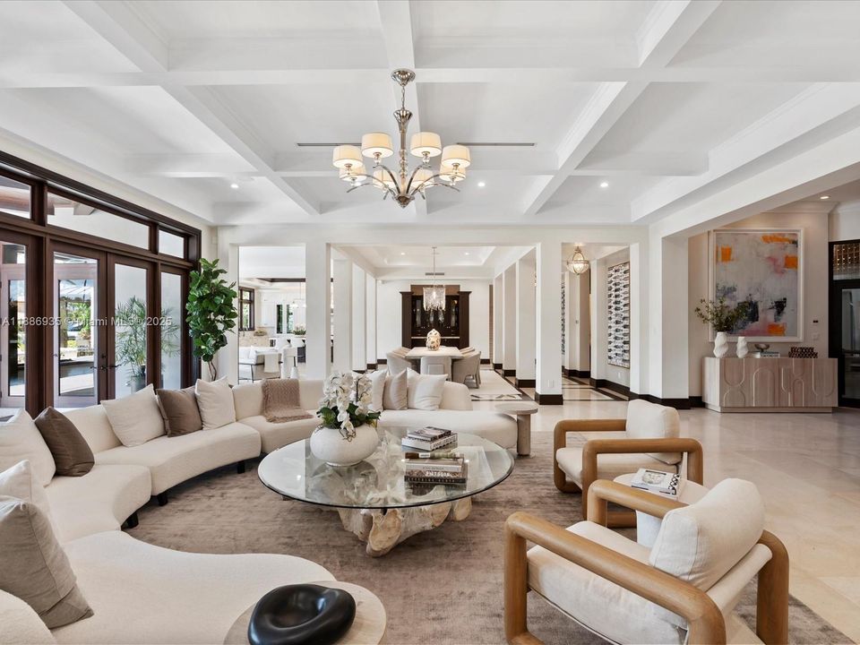 最近售出: $14,495,000 (6 贝兹, 6 浴室, 8936 平方英尺)