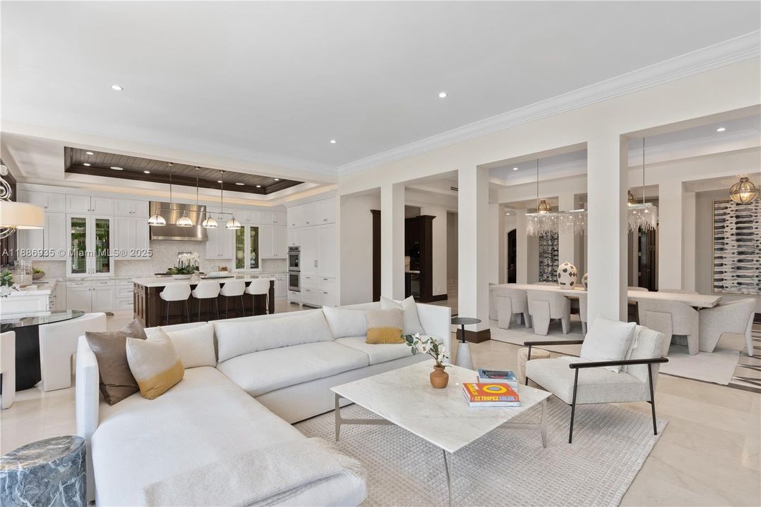 最近售出: $14,495,000 (6 贝兹, 6 浴室, 8936 平方英尺)