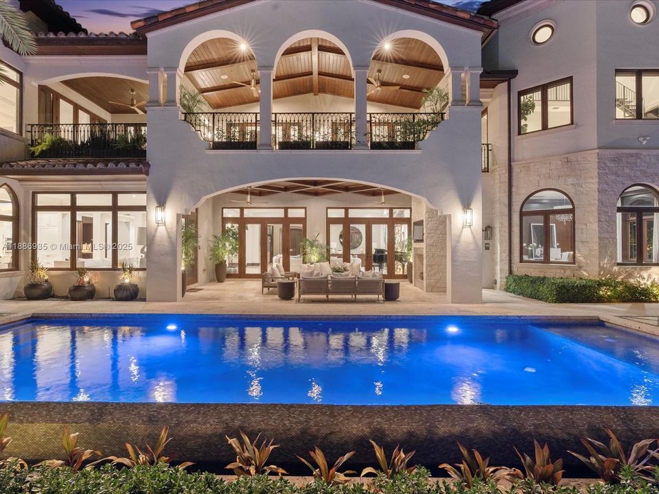 最近售出: $14,495,000 (6 贝兹, 6 浴室, 8936 平方英尺)