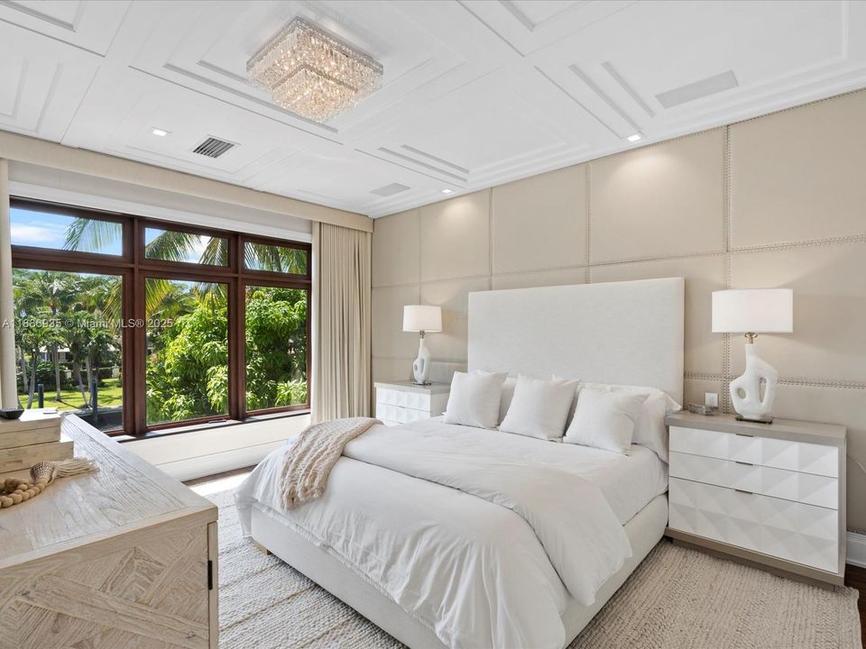 最近售出: $14,495,000 (6 贝兹, 6 浴室, 8936 平方英尺)