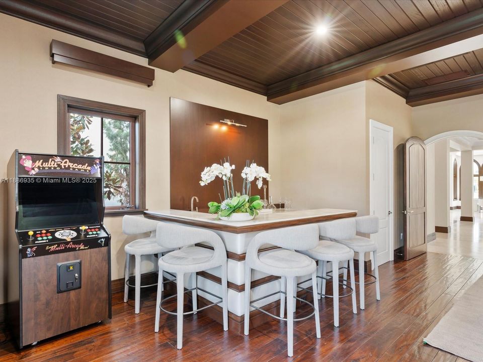 最近售出: $14,495,000 (6 贝兹, 6 浴室, 8936 平方英尺)