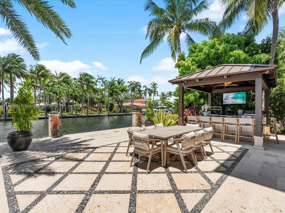 最近售出: $14,495,000 (6 贝兹, 6 浴室, 8936 平方英尺)