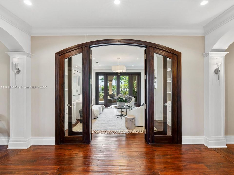 最近售出: $14,495,000 (6 贝兹, 6 浴室, 8936 平方英尺)