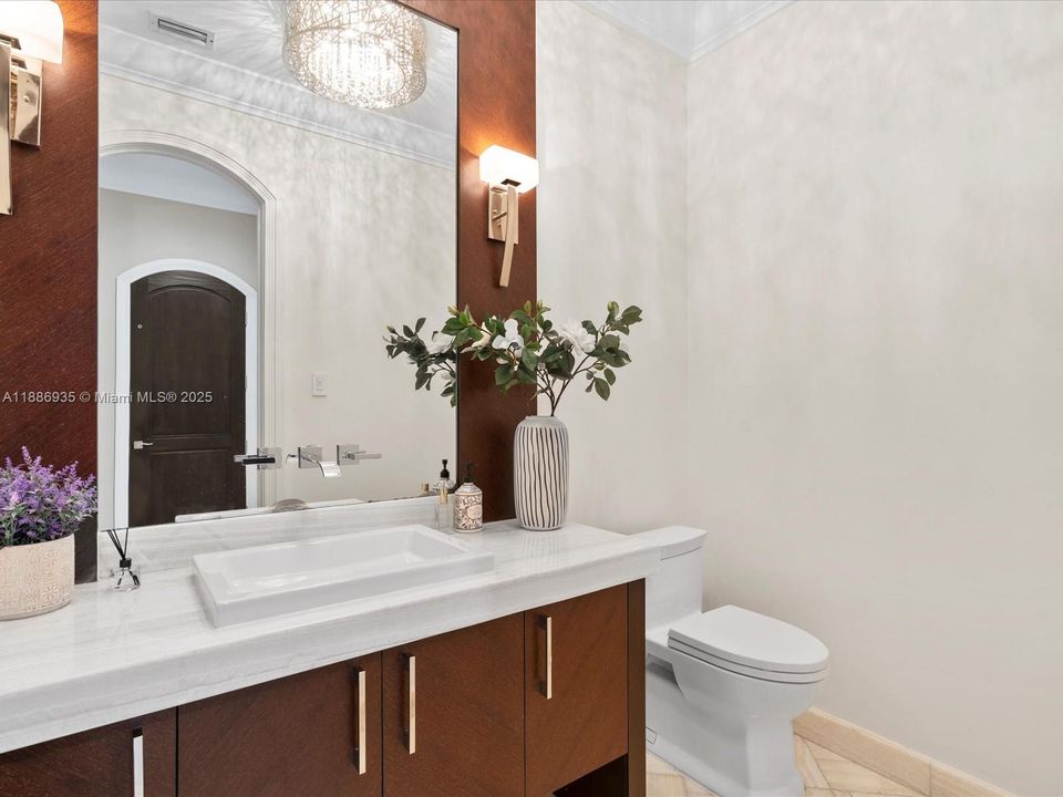 最近售出: $14,495,000 (6 贝兹, 6 浴室, 8936 平方英尺)