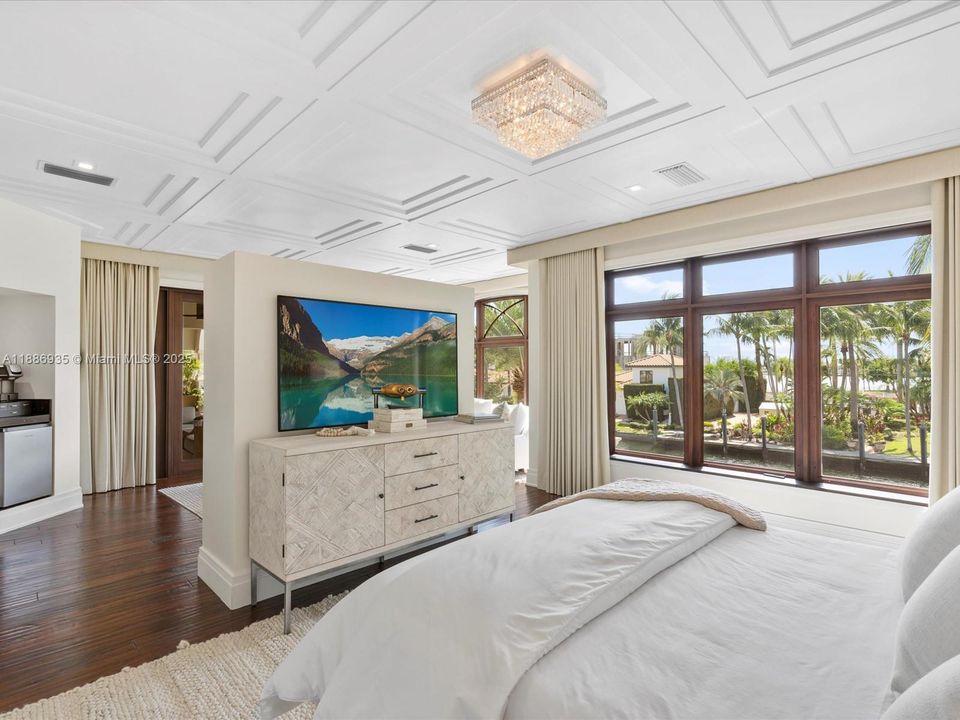 最近售出: $14,495,000 (6 贝兹, 6 浴室, 8936 平方英尺)