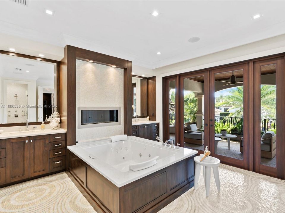 最近售出: $14,495,000 (6 贝兹, 6 浴室, 8936 平方英尺)