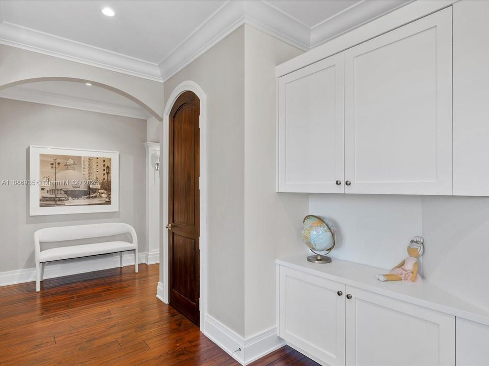 最近售出: $14,495,000 (6 贝兹, 6 浴室, 8936 平方英尺)