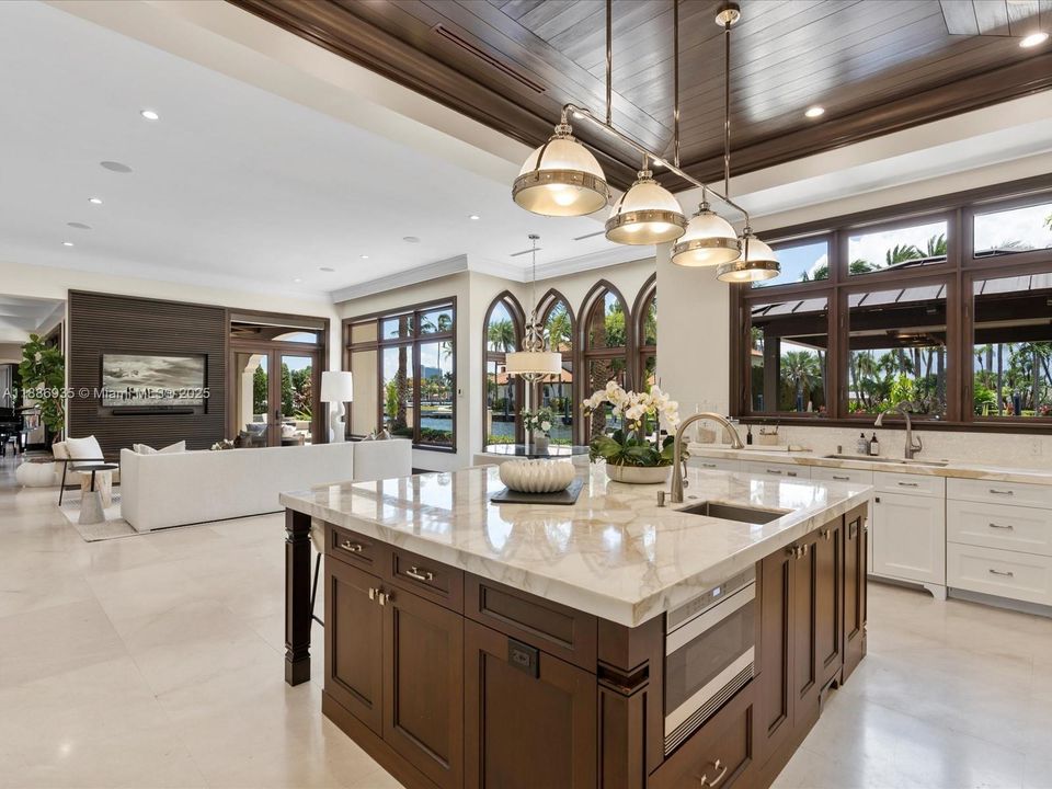 最近售出: $14,495,000 (6 贝兹, 6 浴室, 8936 平方英尺)