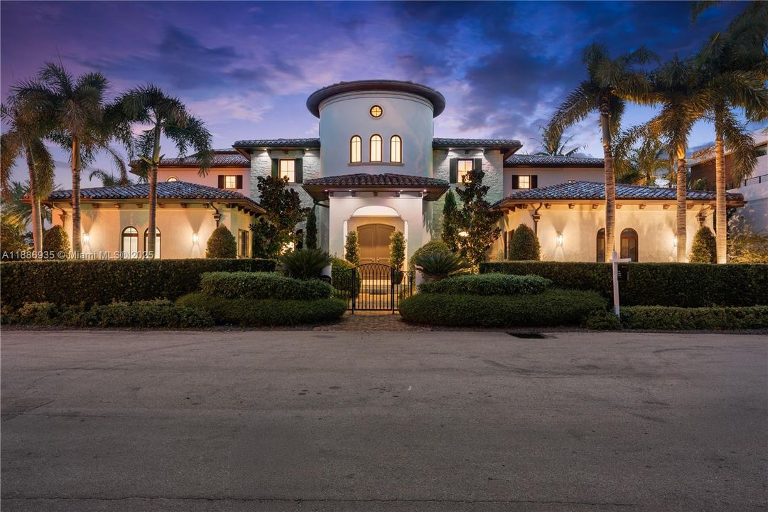 最近售出: $14,495,000 (6 贝兹, 6 浴室, 8936 平方英尺)