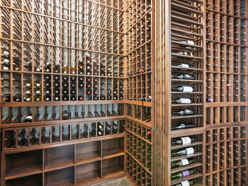 最近售出: $14,495,000 (6 贝兹, 6 浴室, 8936 平方英尺)