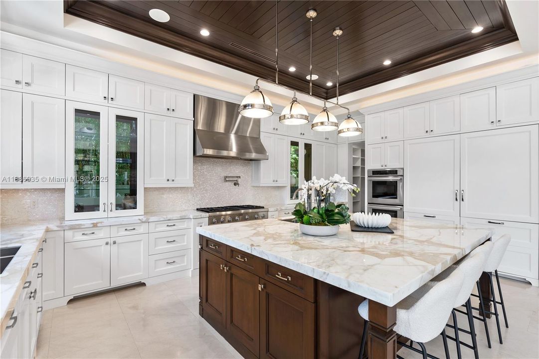 最近售出: $14,495,000 (6 贝兹, 6 浴室, 8936 平方英尺)