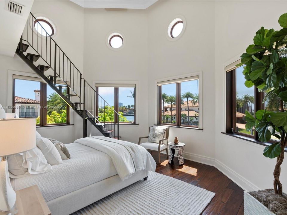 最近售出: $14,495,000 (6 贝兹, 6 浴室, 8936 平方英尺)