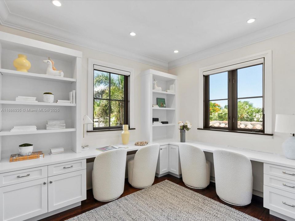 最近售出: $14,495,000 (6 贝兹, 6 浴室, 8936 平方英尺)