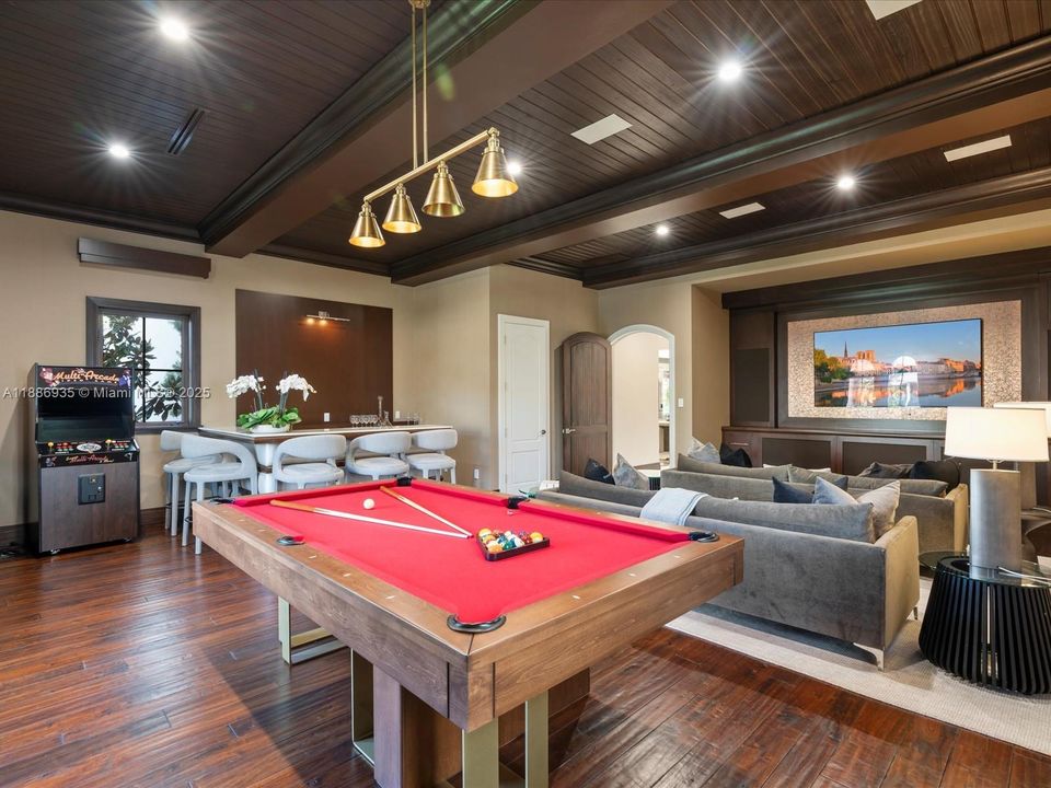 最近售出: $14,495,000 (6 贝兹, 6 浴室, 8936 平方英尺)