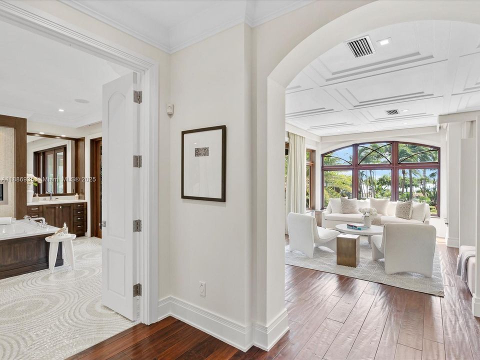 最近售出: $14,495,000 (6 贝兹, 6 浴室, 8936 平方英尺)