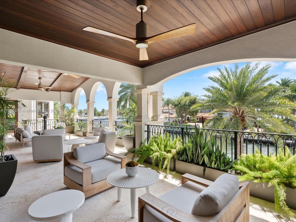 最近售出: $14,495,000 (6 贝兹, 6 浴室, 8936 平方英尺)