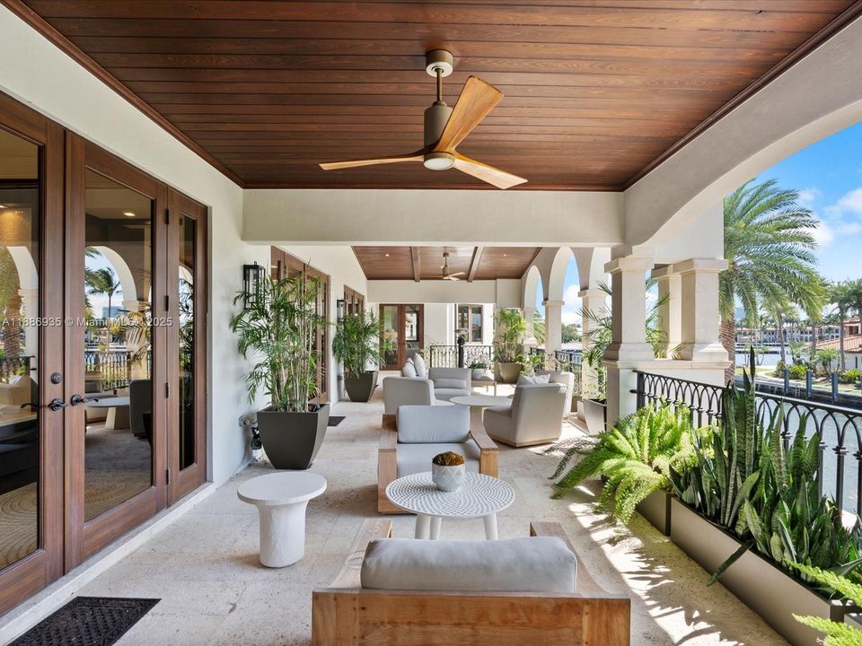 最近售出: $14,495,000 (6 贝兹, 6 浴室, 8936 平方英尺)