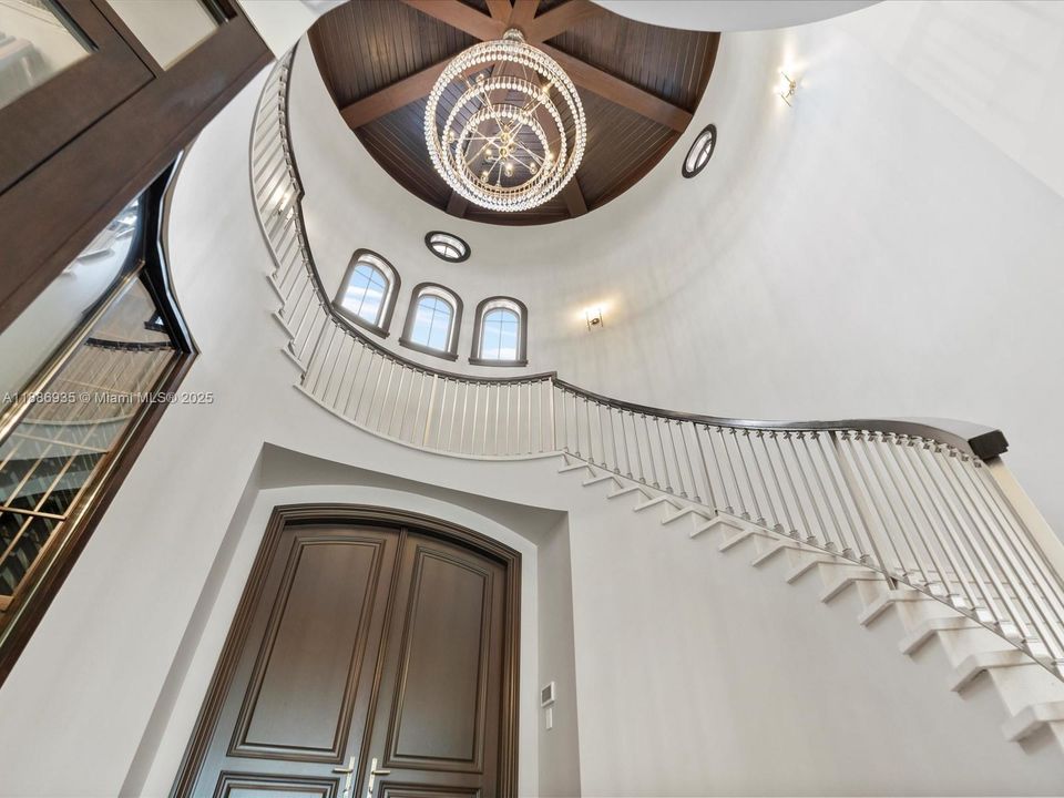 最近售出: $14,495,000 (6 贝兹, 6 浴室, 8936 平方英尺)