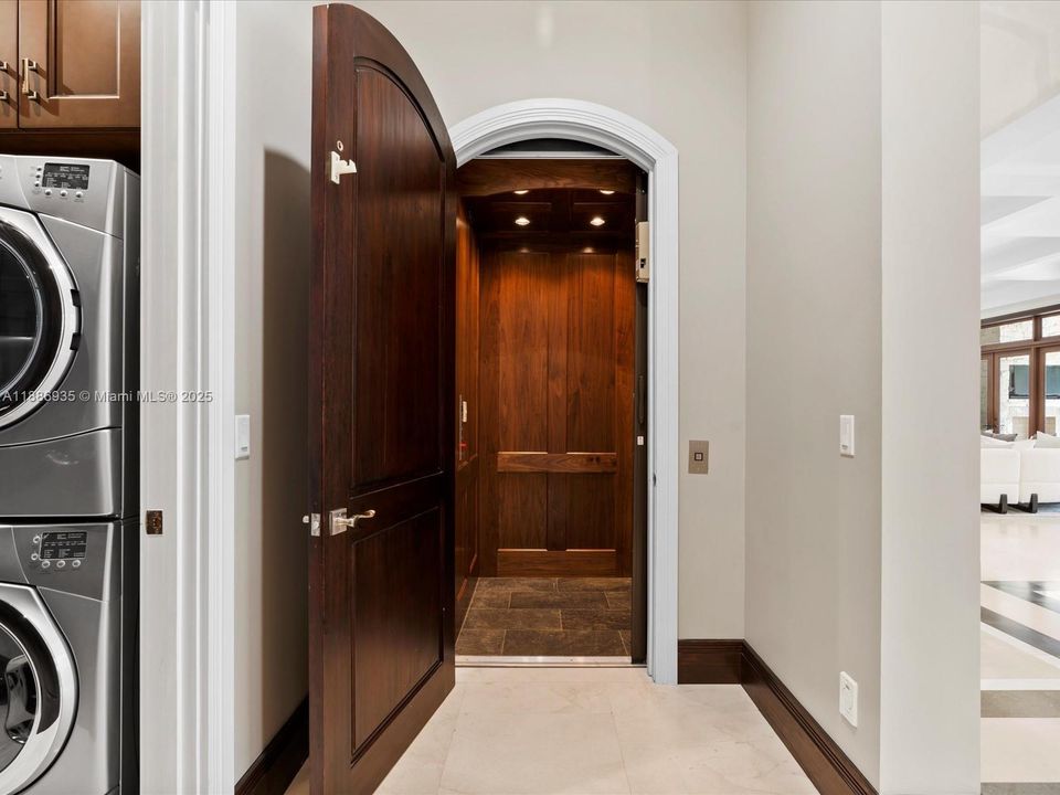 最近售出: $14,495,000 (6 贝兹, 6 浴室, 8936 平方英尺)