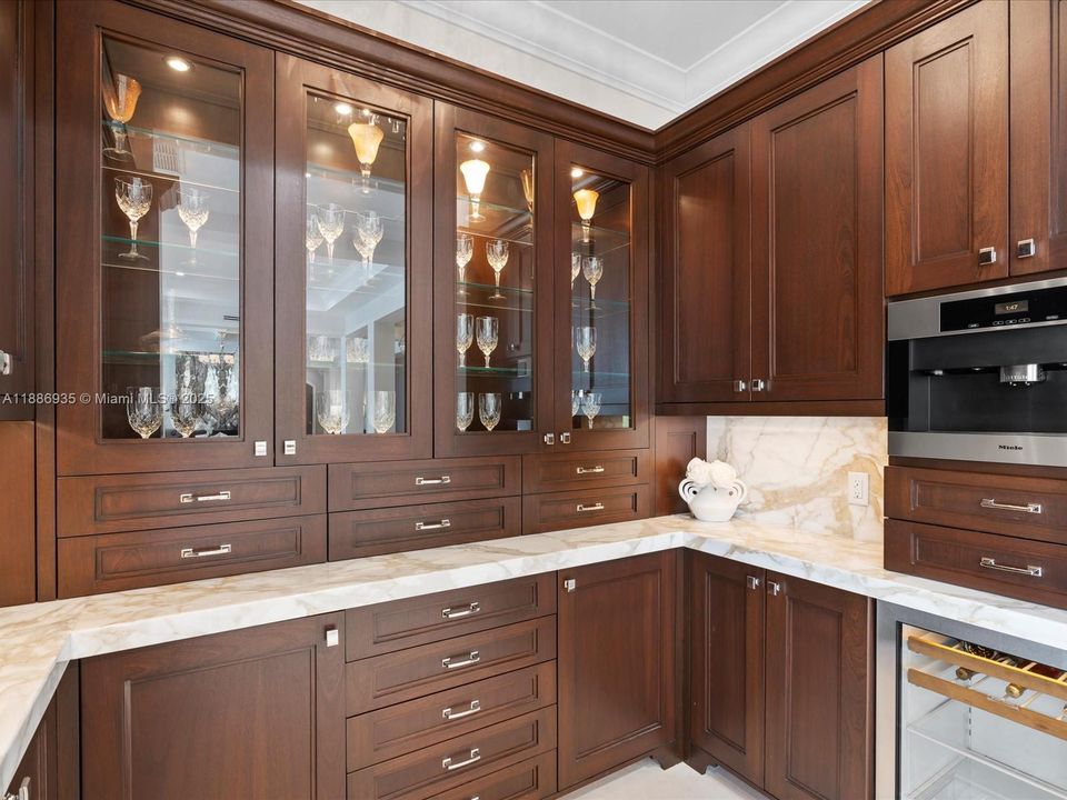 最近售出: $14,495,000 (6 贝兹, 6 浴室, 8936 平方英尺)