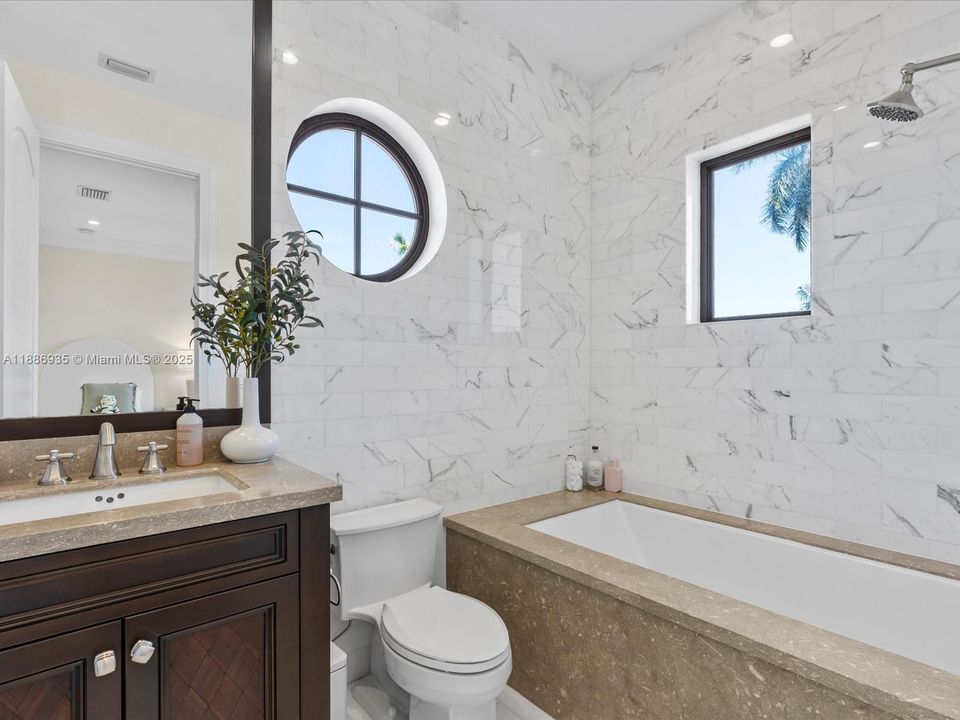 最近售出: $14,495,000 (6 贝兹, 6 浴室, 8936 平方英尺)