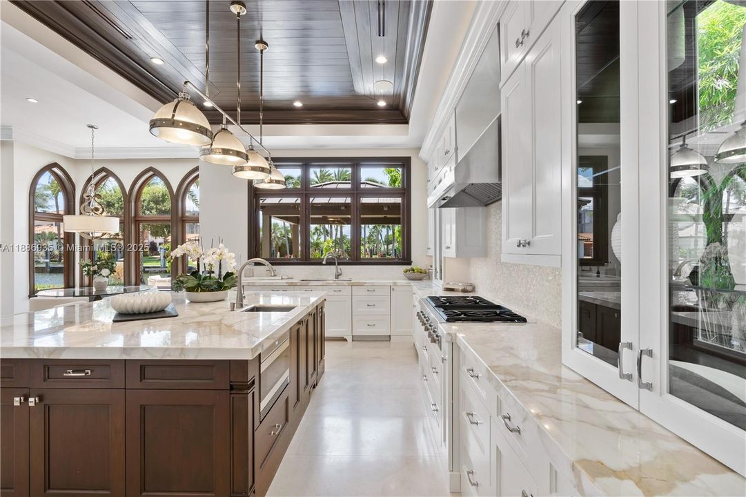 最近售出: $14,495,000 (6 贝兹, 6 浴室, 8936 平方英尺)