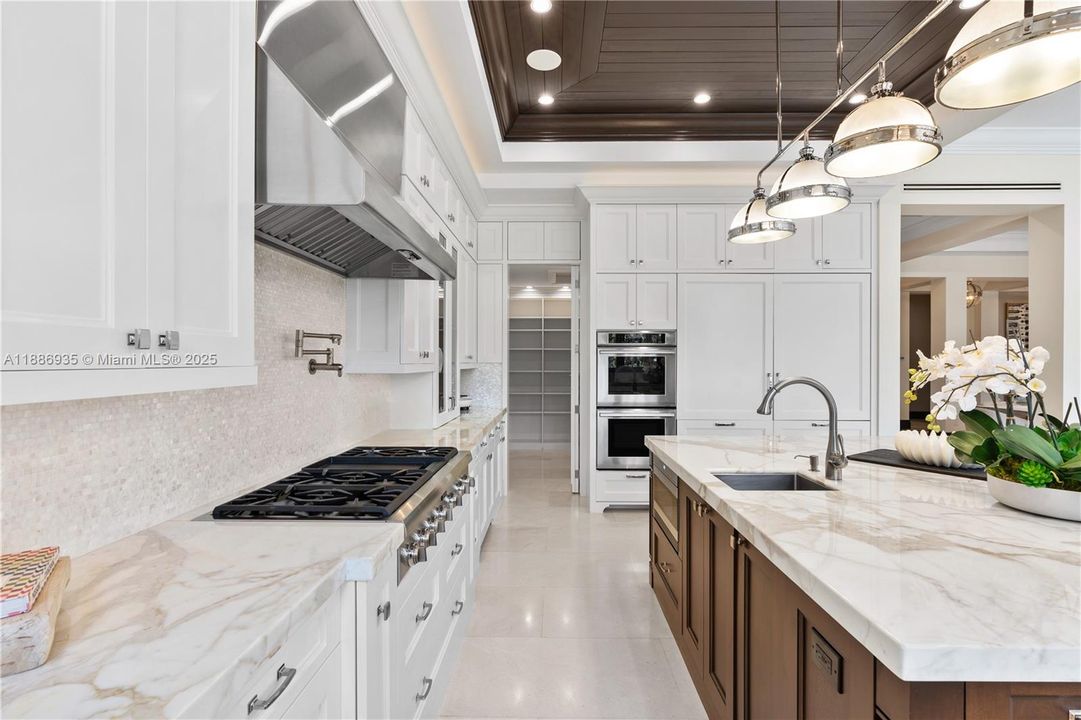 最近售出: $14,495,000 (6 贝兹, 6 浴室, 8936 平方英尺)